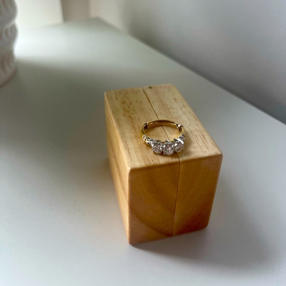 The Birks Limited Edition Ring - Lady’s 18k yellow and white gold ring set - Picture 1 of 13